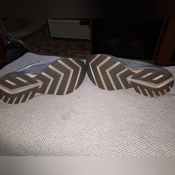 Brooks Levitate 2 in a womens size 7. Pre-loved in good condition - Picture 4 of 11